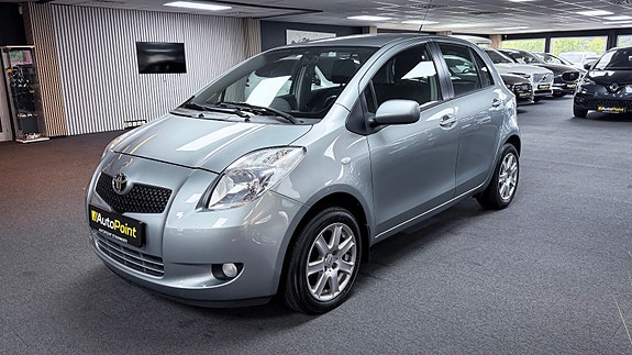 Toyota Yaris 8 of 16