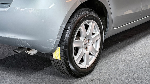 Toyota Yaris 5 of 16