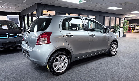 Toyota Yaris 4 of 16
