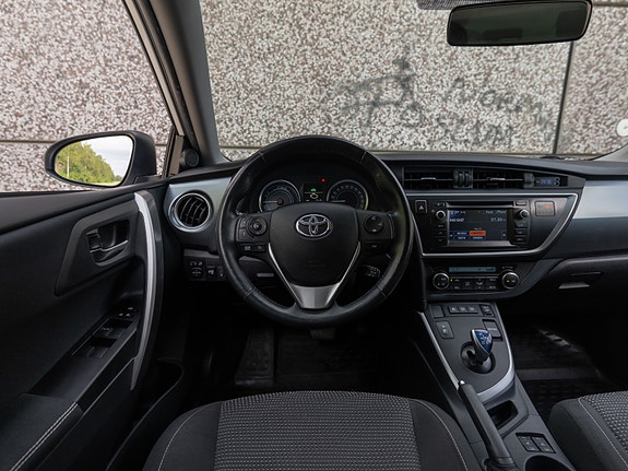 Toyota Auris 28 of 30