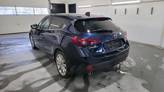 Mazda 3 4 of 5