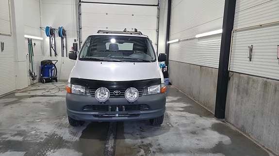 Toyota HiAce 2 of 5