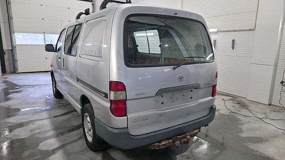 Toyota HiAce 4 of 5