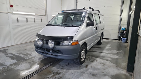 Toyota HiAce 3 of 5