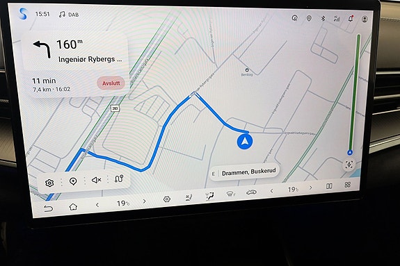 Navigasjon med enkel ruteveiledning på stor touchskjerm.