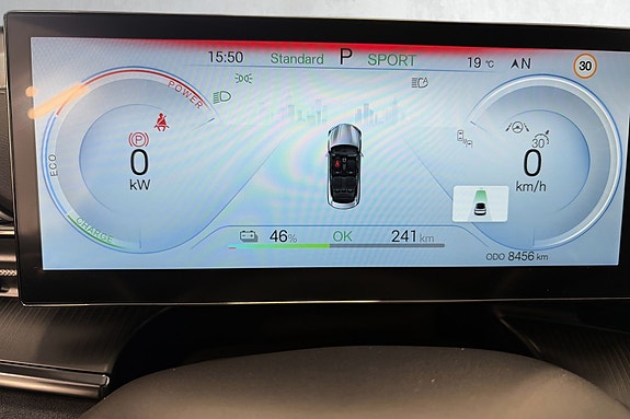 Digitalt instrumentpanel med energiovervåkning og sikkerhetsvarsler.