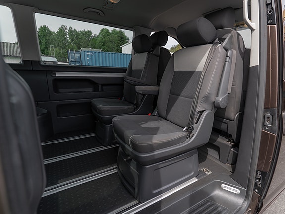 Volkswagen Multivan 21 of 30