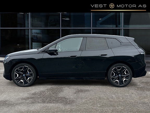 BMW iX 4 of 5