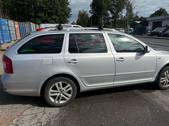 Skoda Octavia 2 of 5