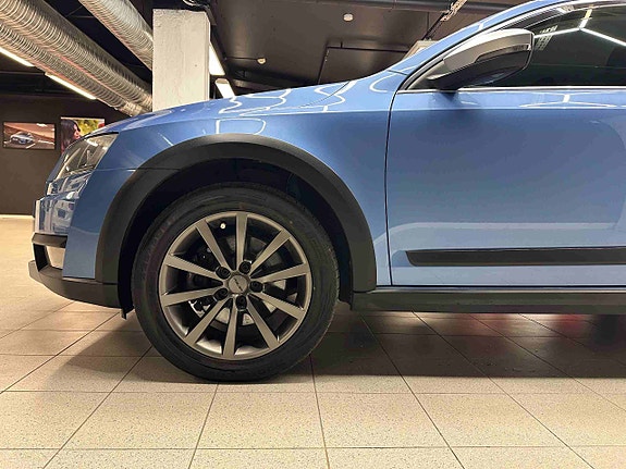Skoda Octavia Scout 3 of 5