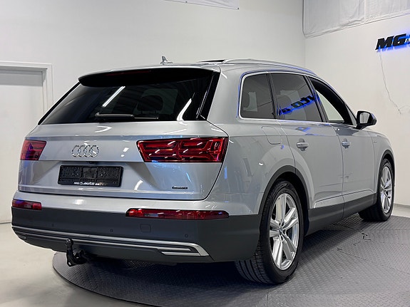 Audi Q7 4 of 5