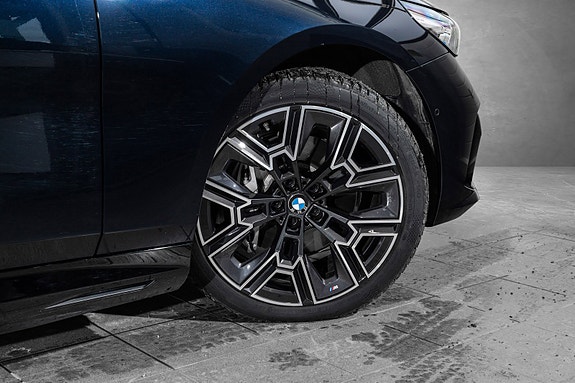 BMW i5 12 of 30