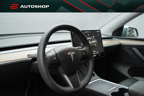 Tesla Model Y 14 of 28