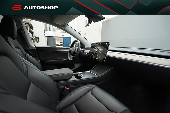 Tesla Model Y 26 of 28