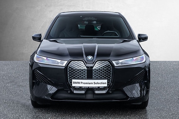 BMW iX 2 of 5