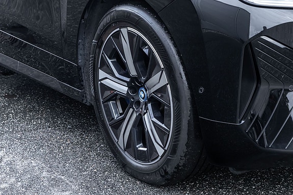 BMW iX 4 of 5