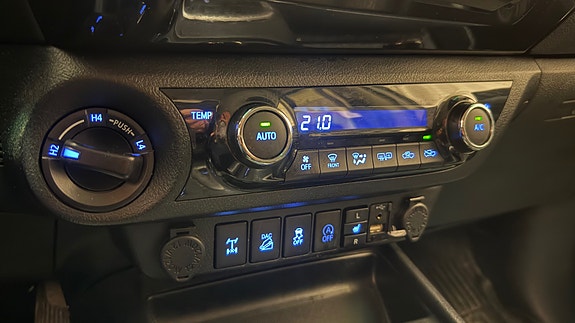 Toyota HiLux 17 of 19