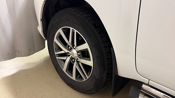 Toyota HiLux 8 of 19
