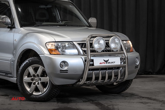 Mitsubishi Pajero 2 of 5