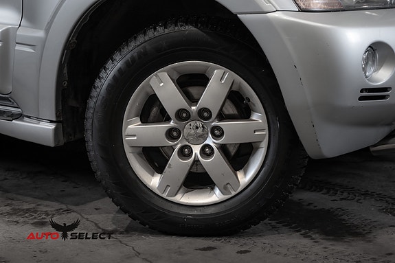 Mitsubishi Pajero 3 of 5