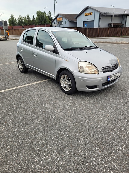 Toyota Yaris 5 of 10