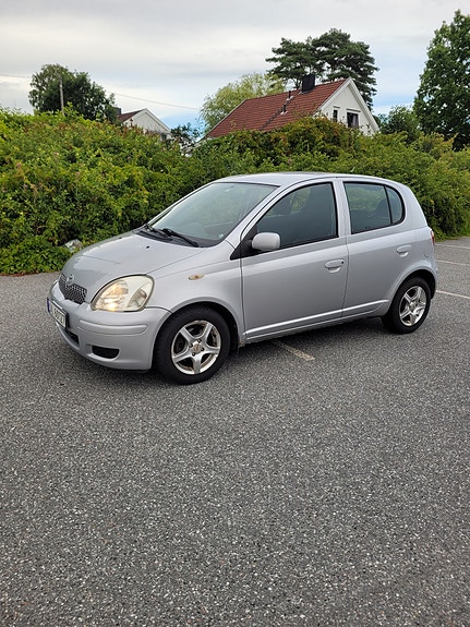 Toyota Yaris 3 of 10