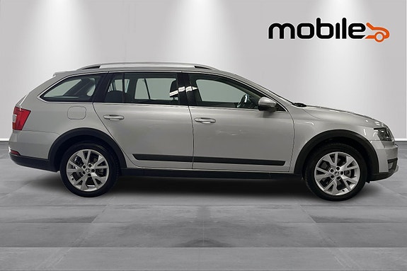 Skoda Octavia Scout 2 of 5