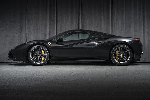 Ferrari 488 GTB 2 of 5