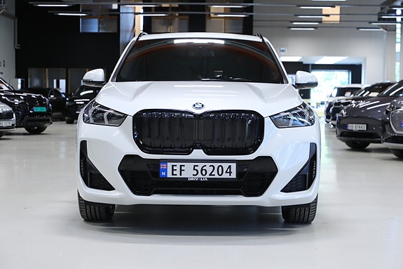 BMW iX1 3 of 5