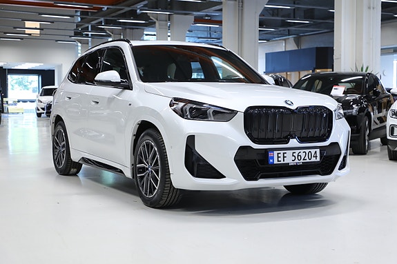 BMW iX1 2 of 5