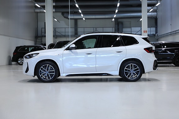 BMW iX1 4 of 5