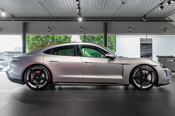 Porsche Taycan 6 of 30