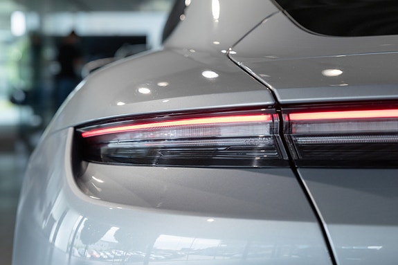 Porsche Taycan 10 of 30