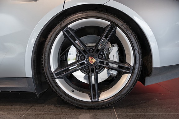 Porsche Taycan 12 of 30