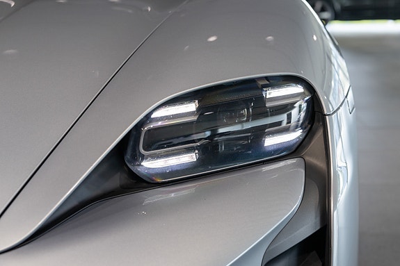 Porsche Taycan 9 of 30