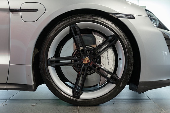 Porsche Taycan 14 of 30