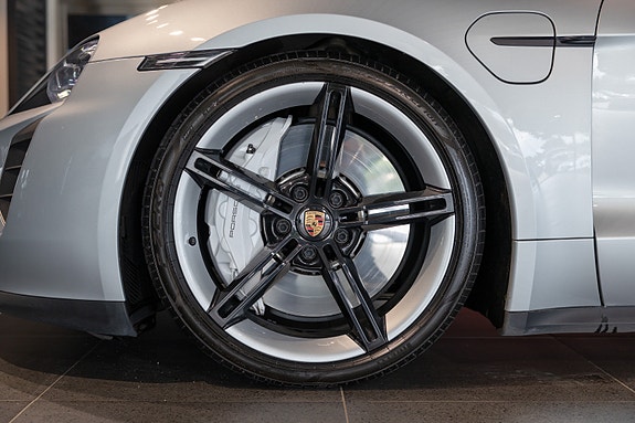 Porsche Taycan 11 of 30