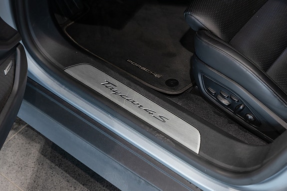 Porsche Taycan 15 of 30