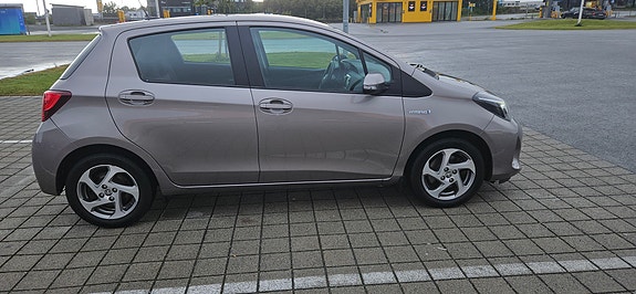 Toyota Yaris 6 of 21