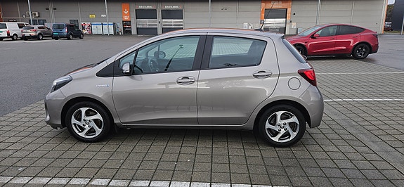 Toyota Yaris 5 of 21
