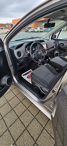 Toyota Yaris 12 of 21