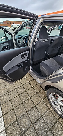 Toyota Yaris 15 of 21