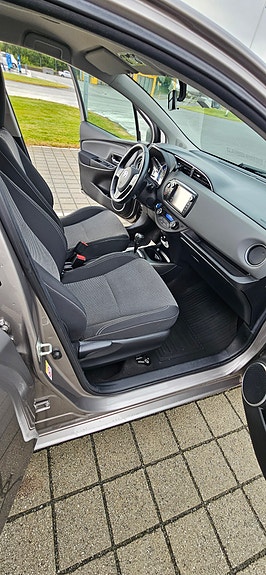 Toyota Yaris 14 of 21
