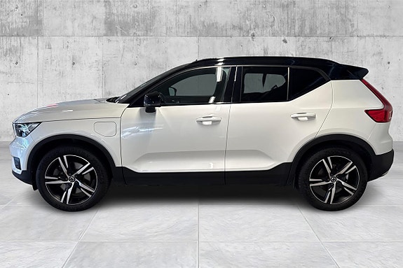Volvo XC40 2 of 21