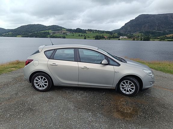 Opel Astra 2 of 5