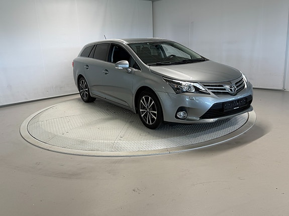Toyota Avensis 2 of 5