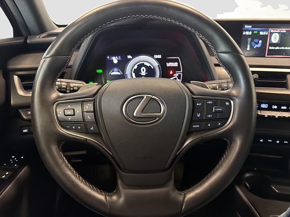 Lexus UX300e 13 of 20