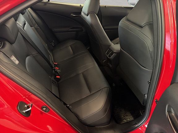 Lexus UX300e 11 of 20