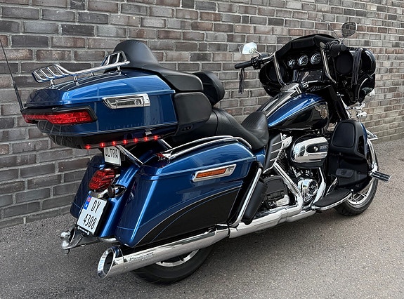 Harley-Davidson FLHTK Ultra Limited 2 of 5