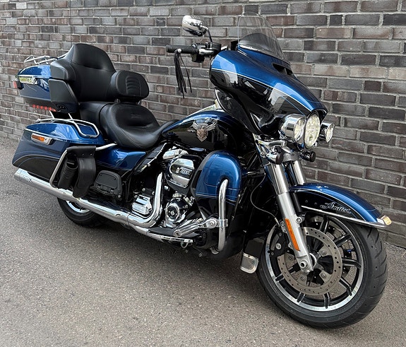 Harley-Davidson FLHTK Ultra Limited 3 of 5